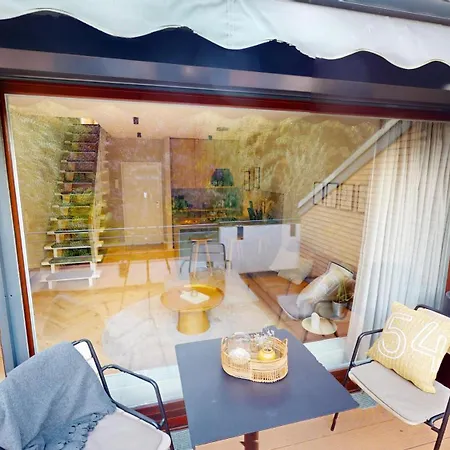 Cozy Seaside Apartment